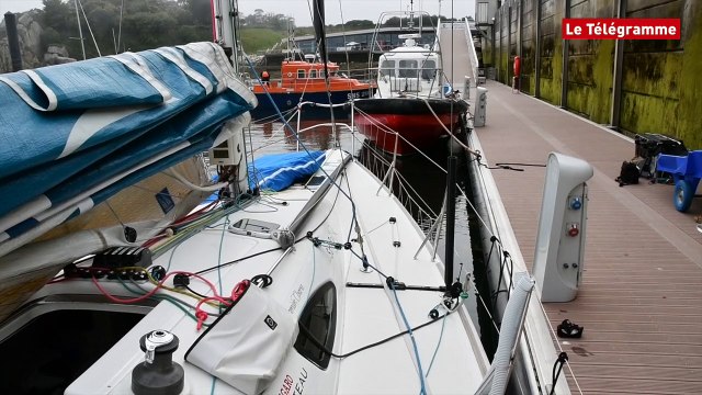Solitaire Bompard-Le Figaro. Philippe Quillec prépare le bateau de Damien Cloarec