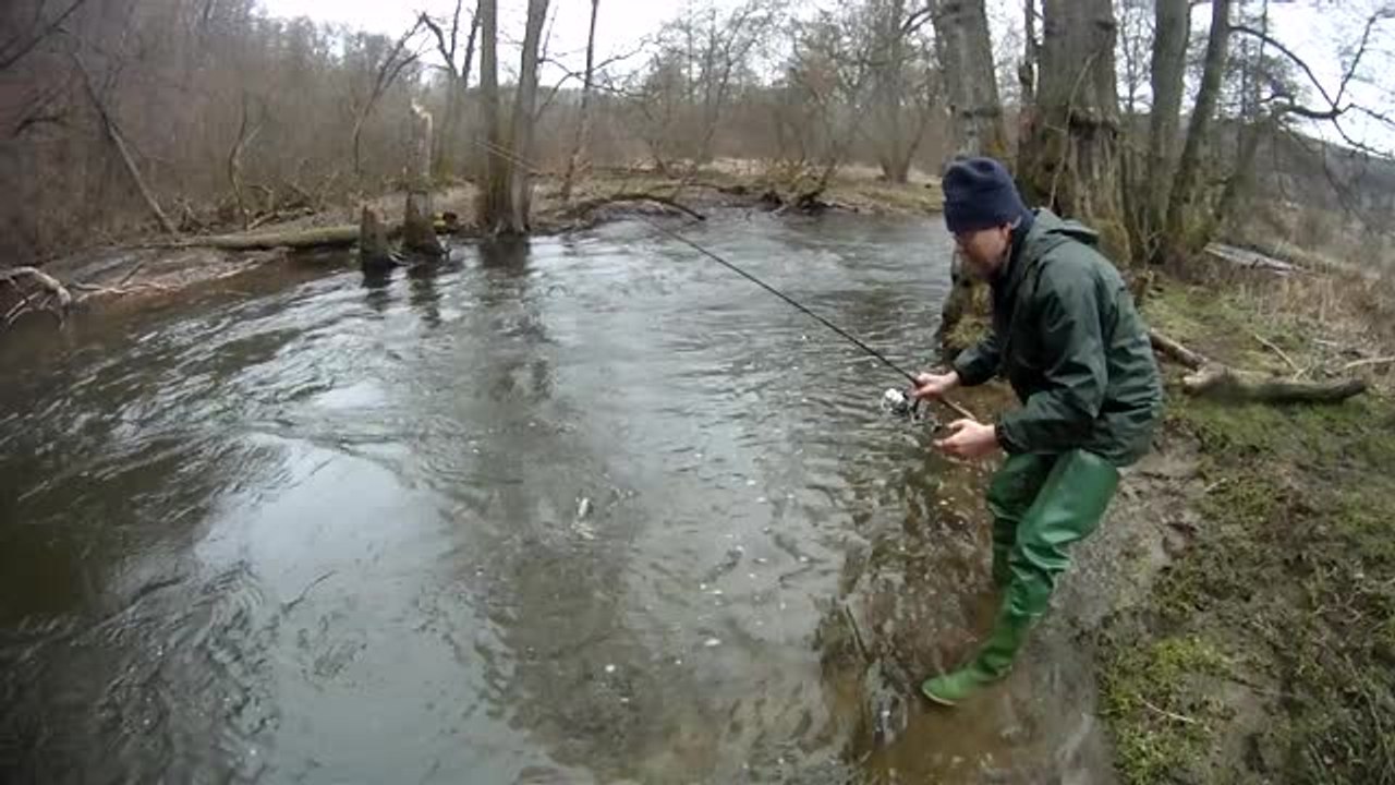 Pêche de la truite au poisson nageur.m4v