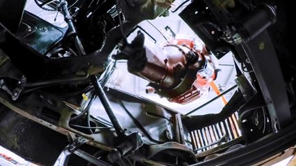 Timelapse de la re-construction d'un moteur de Ford de 1940