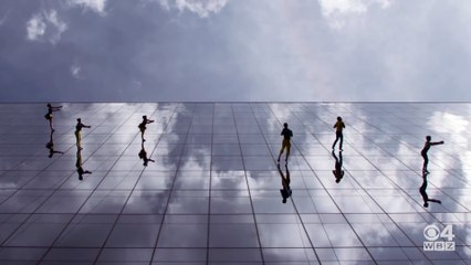 Superbe ballet de danse sur la paroi en verre d'un gratte-ciel à Boston