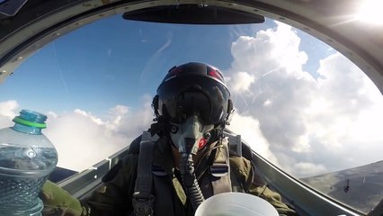 Boire un verre d'eau dans en avion de chasse