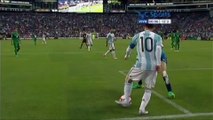 Lionel Messi humilie le gardien bolivien en lui faisant un petit pont !