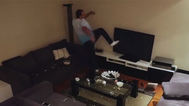 Une femme se venge en éteignant le match de foot de son mari