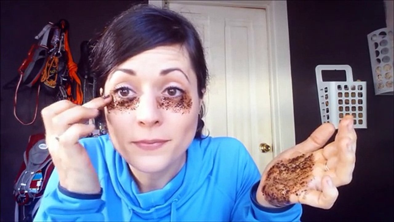 Soffrite di borse sotto agli occhi? Ecco come preparare un' OTTIMA maschera con i FONDI del CAFFè!