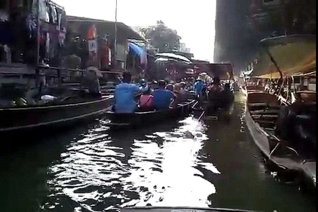 السوق العائم في تايلند  Floating Market in Thailand