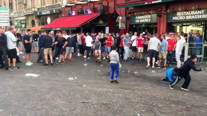 Des enfants roms humiliés par des supporters anglais à Lille qui leur jettent des pièces