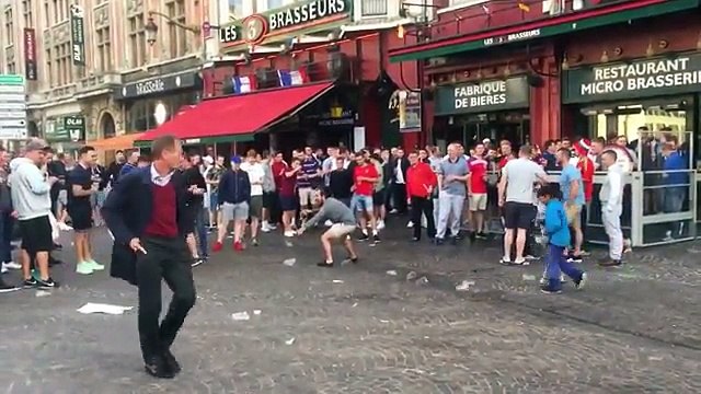 Adeptos Ingleses humilham crianças pobres