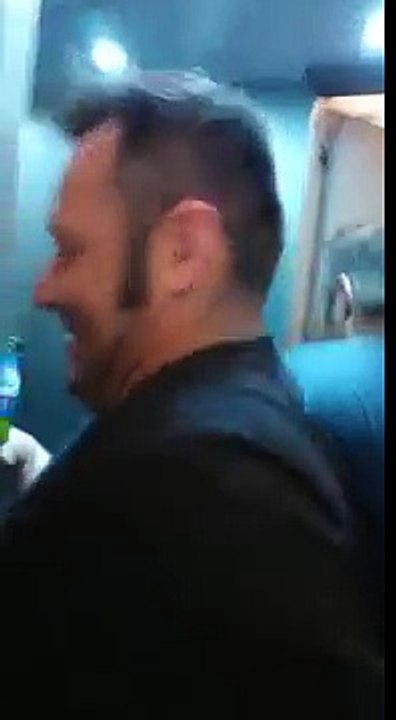 deux supports allemands prennent un petit ascenseur à Paris