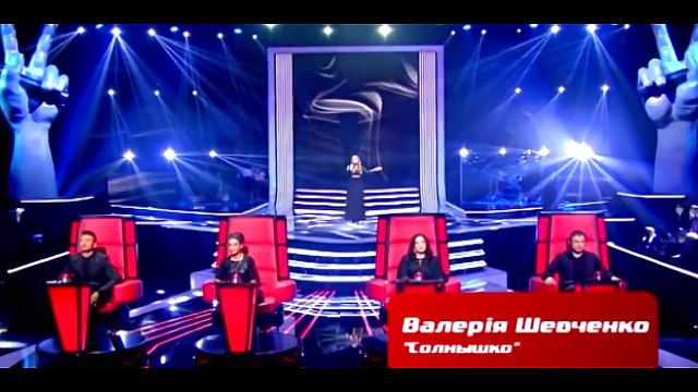 Шоу ГОЛОС. Девушка под конец песни заставила судей хлопать стоя! Невероятно!