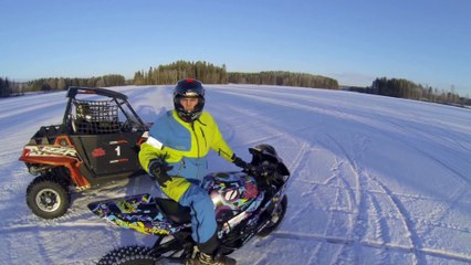 Drift de fou sur la glace : moto vs buggy sur un lac gelé