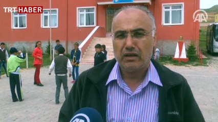 Yumurta getiren köylüye civciv veriyor