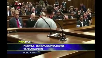 Pistorius si toglie le protesi e cammina: la strategia shock della difesa