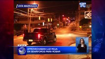 Aprovechan luz roja en semáforo para robar