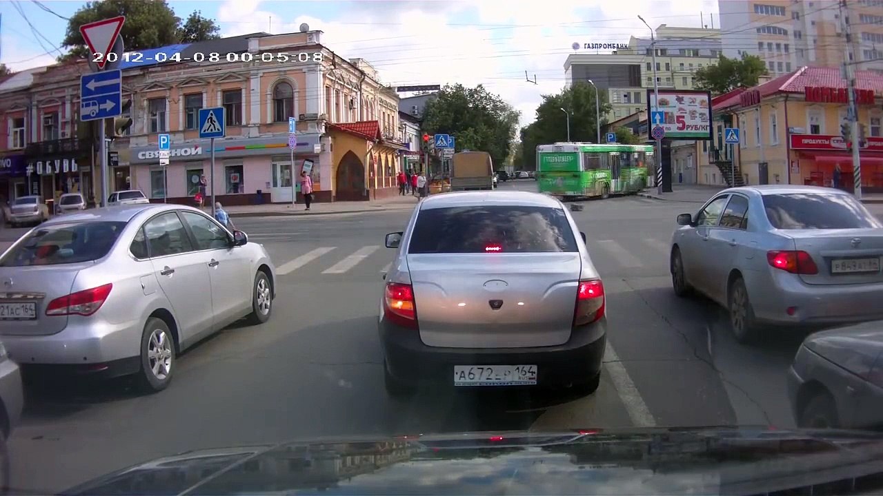 Terrible accident de bus à cause d'un piéton débile
