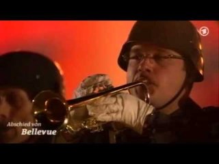 PRESIDENTI GJERMAN CEREMONIA USHTARAKE PRISHET NGA ZHURMA E VUVUZELAVE LAJM