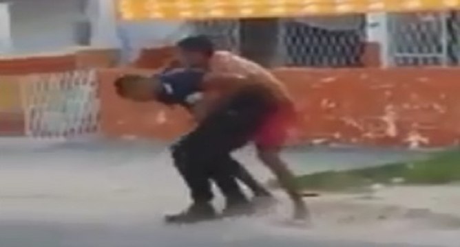 Cette bagarre va s'arrêter d'une façon complètement inattendue