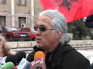 ALEANCA KUQ E ZI PROTESTE NE KORÇE KERKON ARRESTIMIN E NAUM DISHOS LAJM
