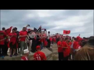 Ora News – Ndizet Marseja, tifozët kuqezi “pushtojnë” qytetin. Valëvitet dhe flamuri ynë gjigant