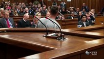 Oscar Pistorius camina en la Corte sin prótesis