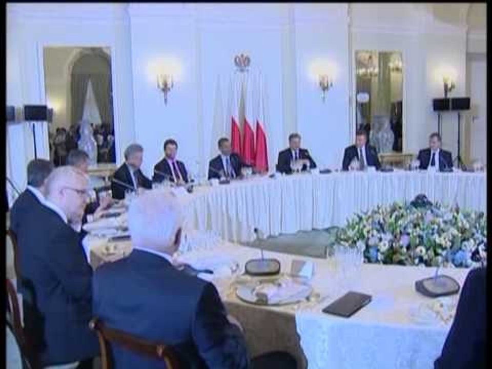 TOPI TAKON OBAMEN PRESIDENTI NE SAMITIN E LIDEREVE NE POLONI LAJM