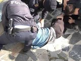 PROTESTA NE PRISHTINE POLICIA PRANGOS DEPUTETET E VETEVENDOSJES PARA KUVENDIT LAJM