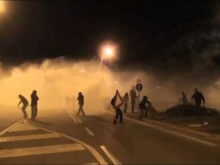 PERLESHJE NE ITALI 13 POLICE TE PLAGOSUR NGA KUNDERSHTARET E TAV LAJM