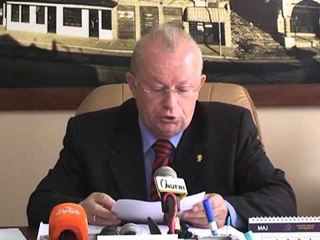 TREGETARET E BERATIT NE PROTESTE PER MBYLLJEN E ISH MARKATES SE QYTETIT LAJM