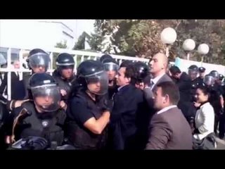 TENSION NE PRISHTINE POLICIA PRANGOS DEPUTETE TE VETEVENDOSJES PARA KUVENDIT LAJM