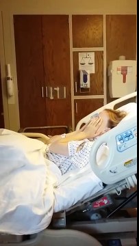 Ces deux infirmières entrent dans la chambre d'un patient, ce que fera l'une d'elles est incroyable !