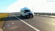 газель заехал на отбойник. Как он это сделал!!!