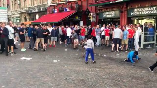 Des supporters anglais jettent des pièces à des enfants Roms pour les humilier (Lille)