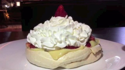 Tentação de Morango servida no Moto Burger