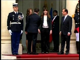 RRUFEJA GODET HOLLANDE AVIONI I PRESIDENTIT FRANCEZ GODITET NGA RRUFEJA LAJM