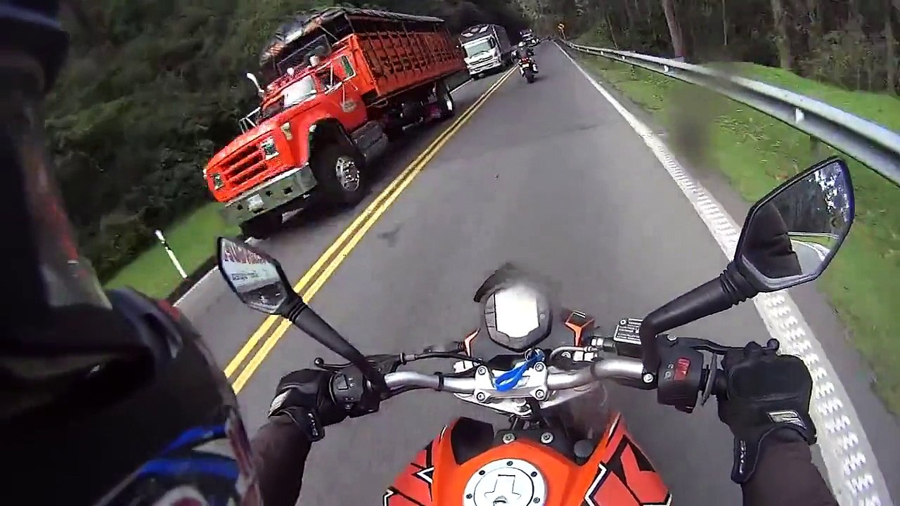 Il double deux motos avec... Son vélo !