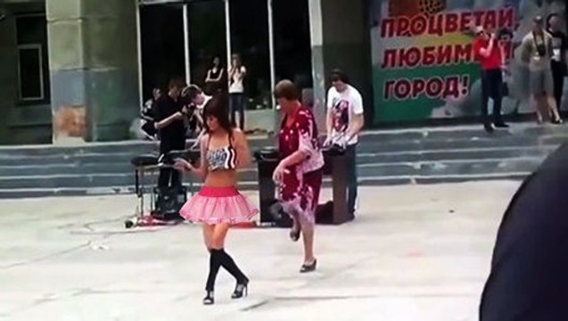 Бабуля показала молодым как надо танцевать. Смеялся до слёз!
