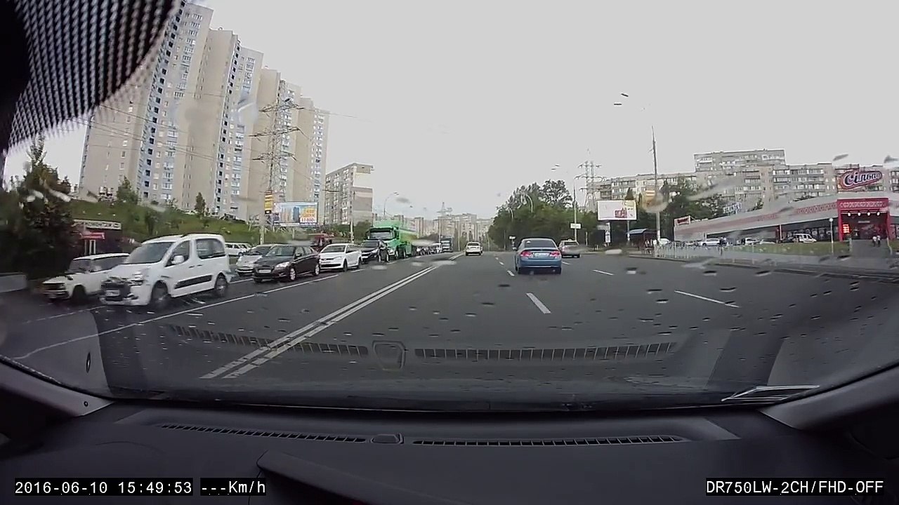 Un chauffard en BMW double à toute vitesse et termine contre un poteau (Ukraine)