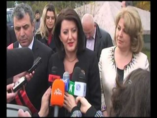 MONUMENTET E PAVARESISE ATIFETE JAHJAGA NE INAGURIMIN E STATUJES SE H PRISHTINES LAJM