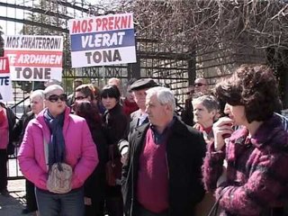KOPESHTI BOTANIK PROTESTE E BANOREVE TE NJESISE 5 KUNDER PRISHJES LAJM