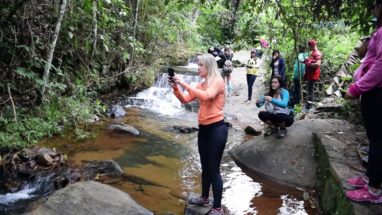 Grupo de mais de 280 pessoas faz trilha pelos trilhos de trem em Matilde