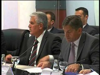 Video herunterladen: THAÇI KRITIKON BE VONESA TE PASHPJEGUESHME PER INTEGRIMIN E KOSOVES LAJM