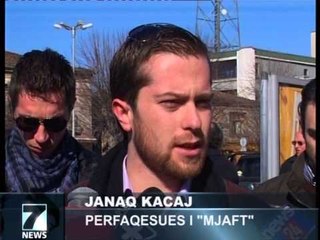 NUK JEMI GREKE LEVIZJA MJAFT PROTESTON NE KORÇE KUNDER IKONOMUT LAJM