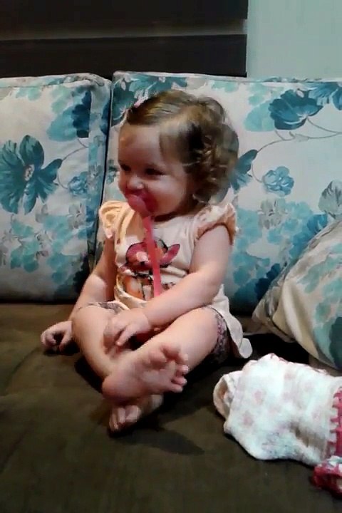 Bia cantando meu pintinho amarelinho