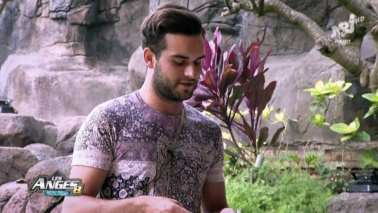 Niko tout nu dans le jardin !
