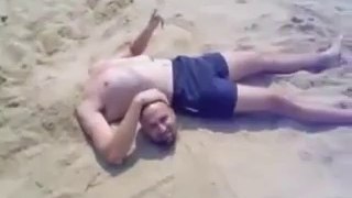 Headless Body & Bodiless Head on the Beach - Super