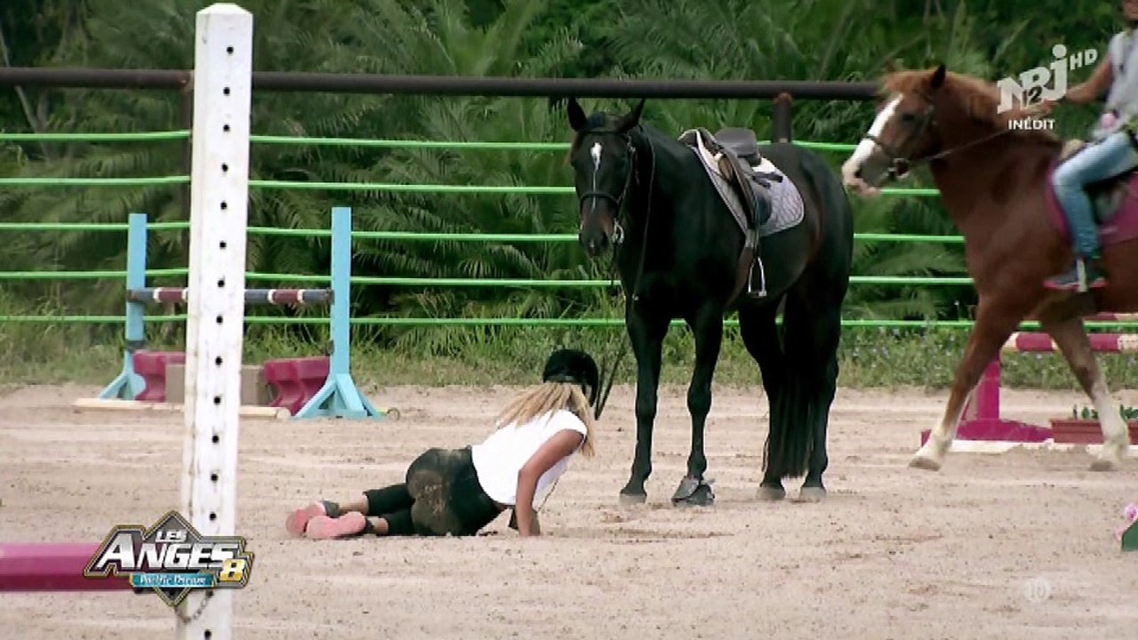 Mélanie fait une chute à cheval et se fait très mal !