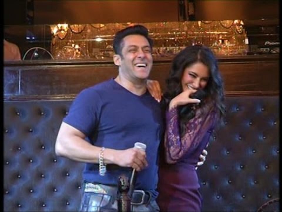 Salman Khan Masti With Shahrukh Khan SRK Award Show 2016
