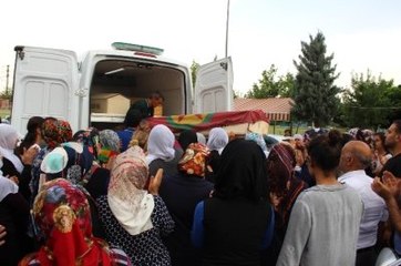 6'sı Polis 12 Kişiyi Şehit Eden Teröristin Cenazesini HDP'liler Taşıdı