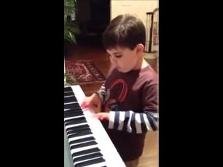 FEMIJA I MREKULLUESHEM VUAN NGA AUTIZMI POR ESHTE NJE GJENI I VOGEL NE PIANO LAJM