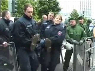 PROTESTA NE FRANKFURT BLLOKOHEN HYRJET E BANKAVE NDERHYN POLICIA LAJM