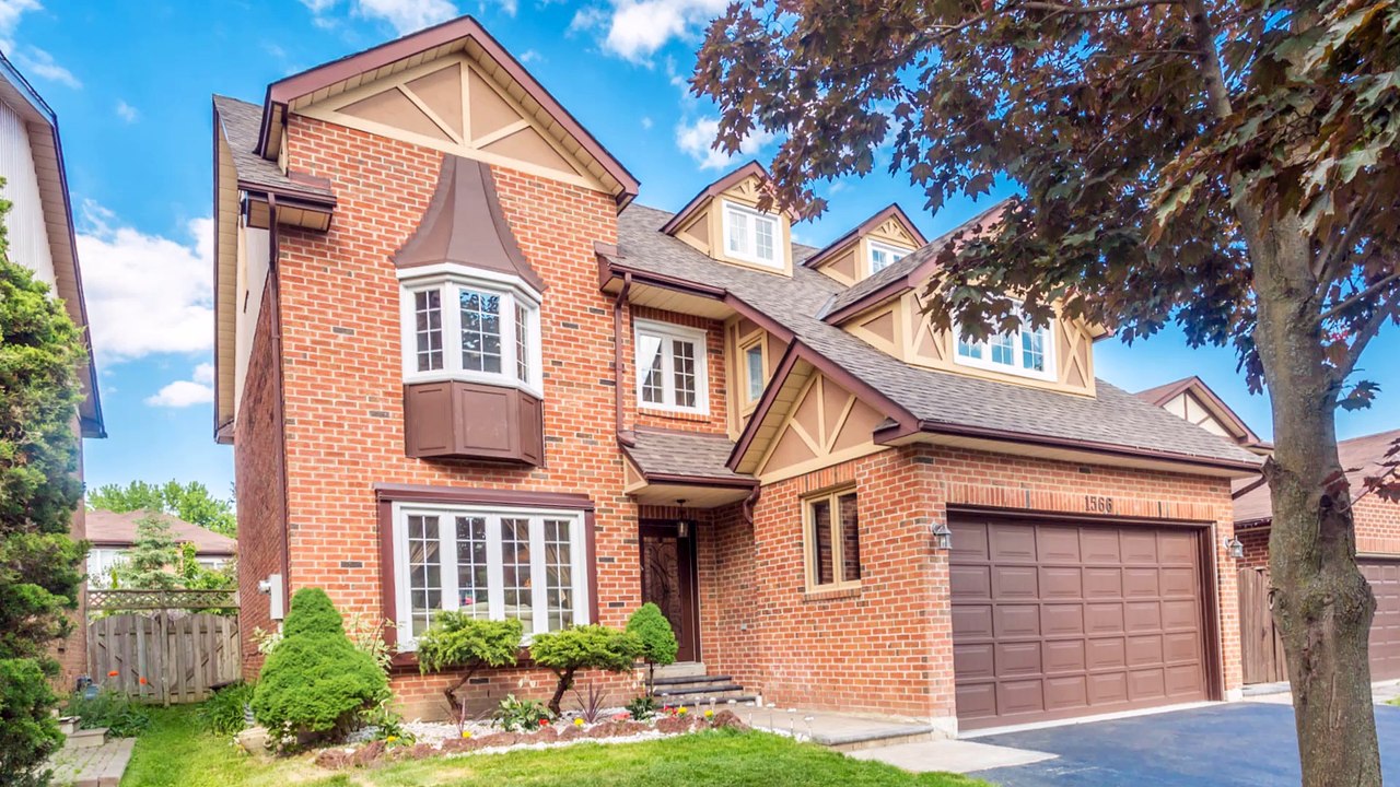 1566 Heathside Cres